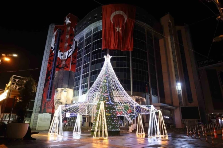 10 metrelik yılbaşı ağacını yeni yıl için süslediler
