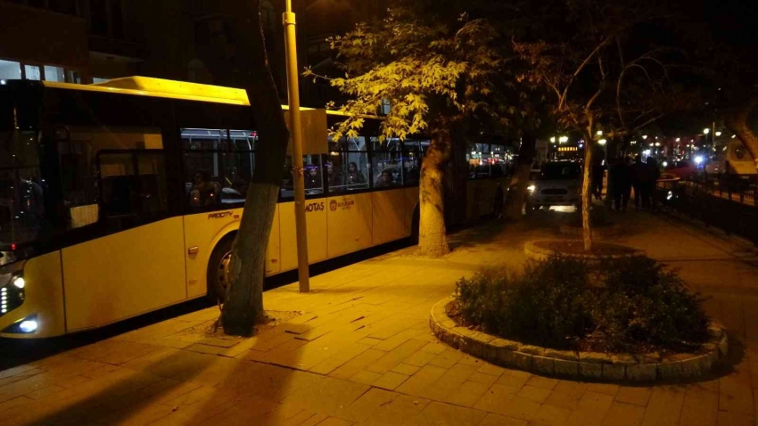 Trafiği felç eden hatalı park