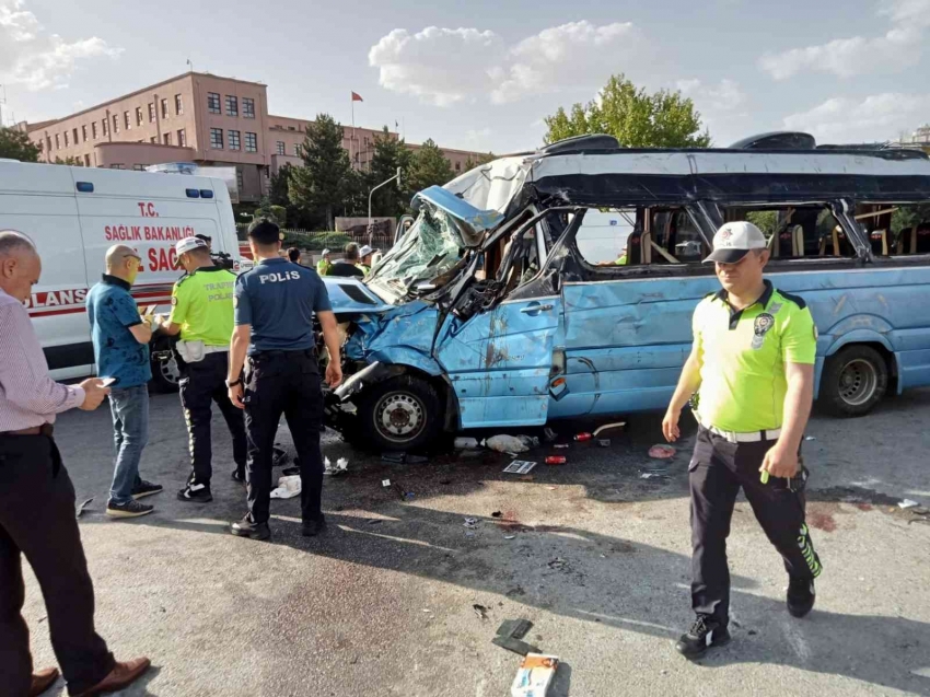 Otomobilin çarptığı dolmuş defalarca takla attı: 20 yaralı