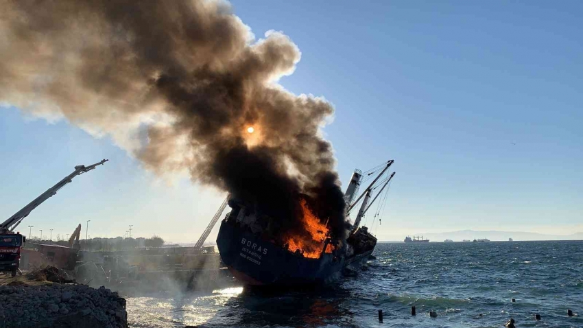 Kartal’da karaya oturan gemi alev alev yandı