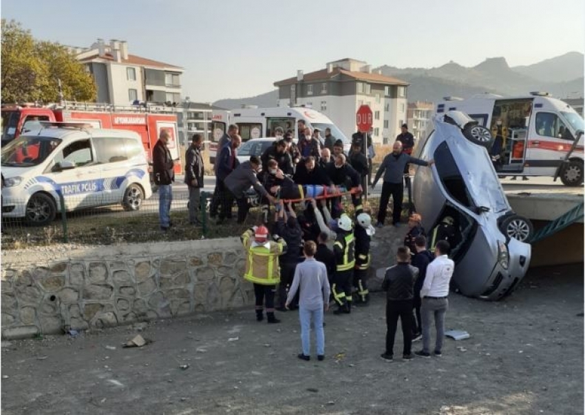 Kaza sonrası araçta sıkışan sürücüyü sağlık ekipleri kurtardı