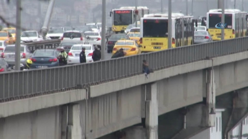 Köprüdeki intihar girişimi trafiği kilitledi