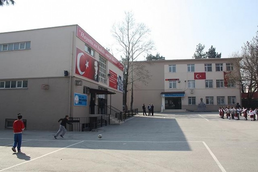 Bursa'da eli bıçaklı grup okul çevresinde endişe yarattı