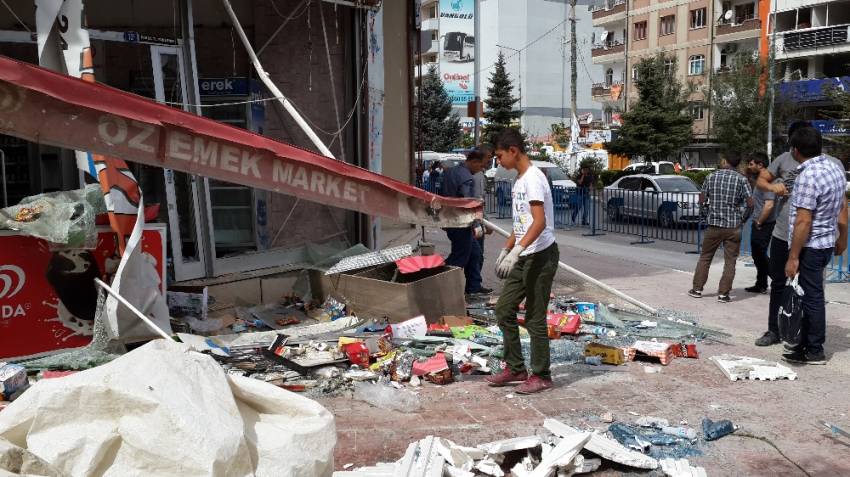 Van esnaf yaralarını sarıyor