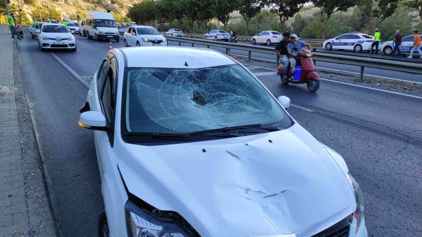 Feci kaza: Otomobilden düşen eşyası sonu oldu