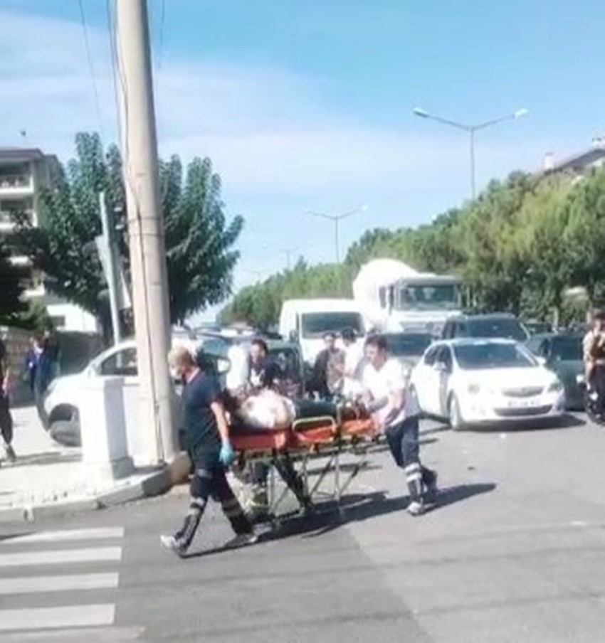 Ambulansla hafif ticari araç çarpıştı; 4 yaralı