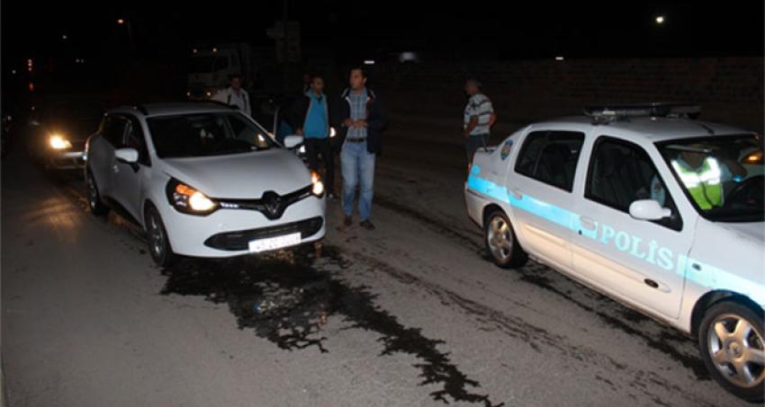 Trafik polisine çarpıp kaçtı!