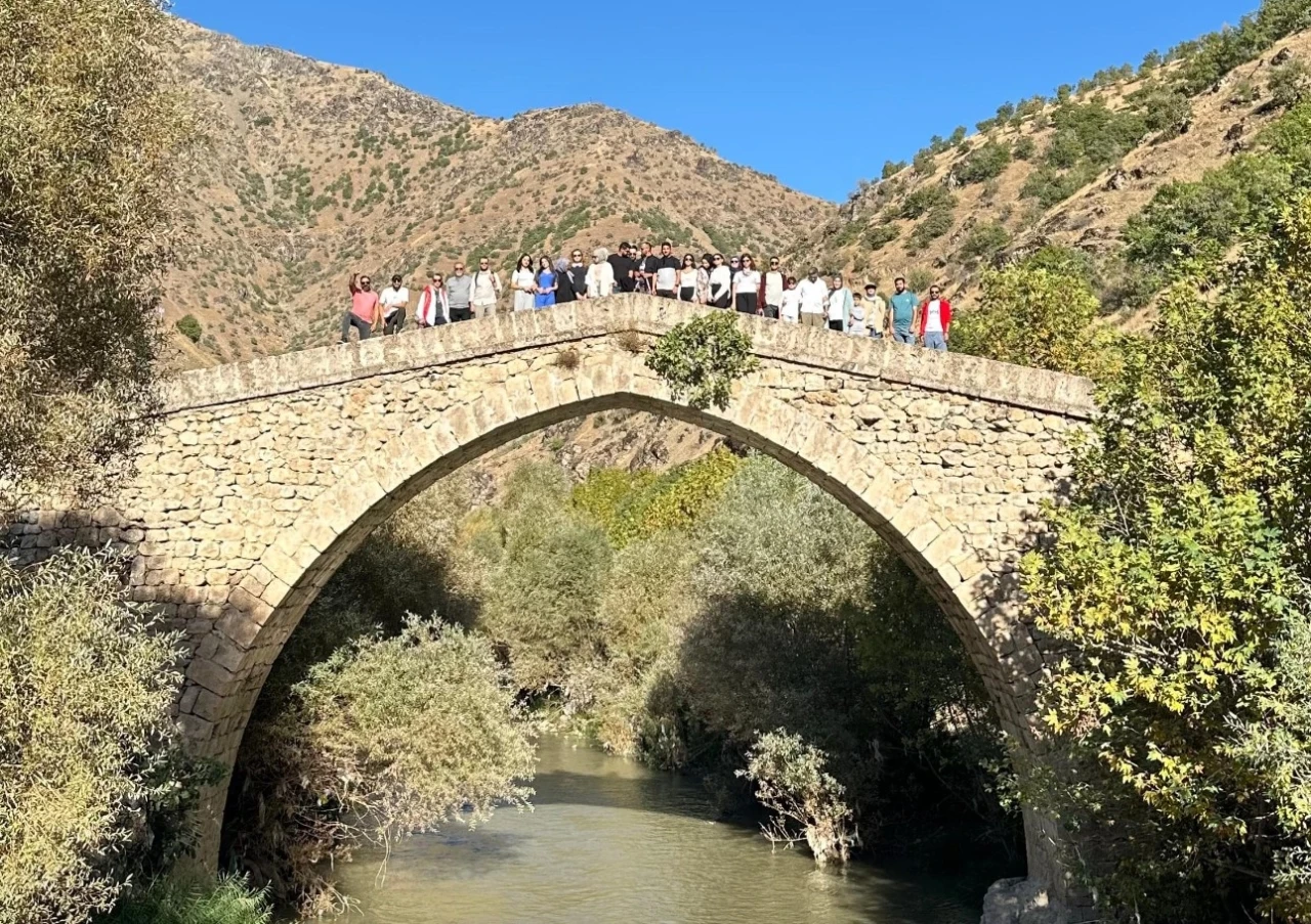 120 kişilik grup Şemdinli’nin tarihi mekanlarını gezdi
