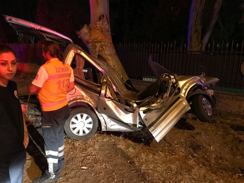 Önce bisikletlilere sonra ağaca çarptı: 2 ölü