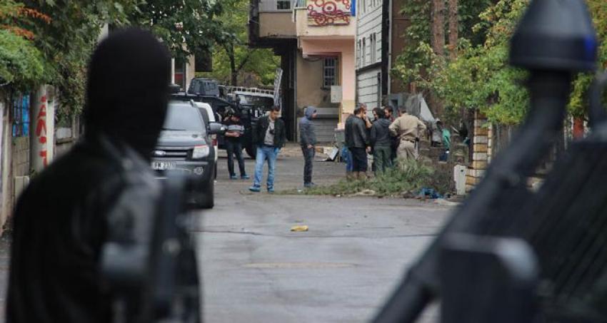 Polis,  kazma kürekle bomba aradı