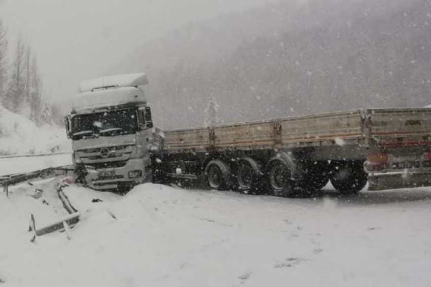 İnegöl'de TIR yoldan çıktı: Uzun araç kuyrukları oluştu