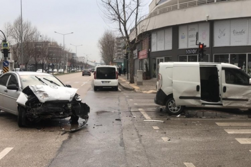 Bursa merkezde trafik kazası: 9 yaralı