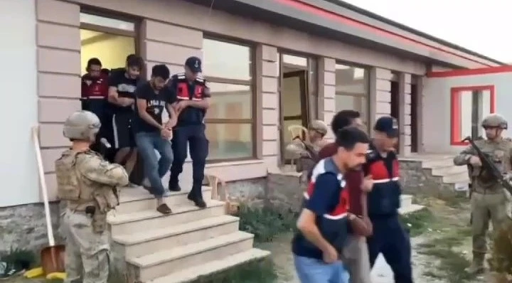 139 yılla aranan mülteciler komandoların şafak operasyonuyla yakalandı
