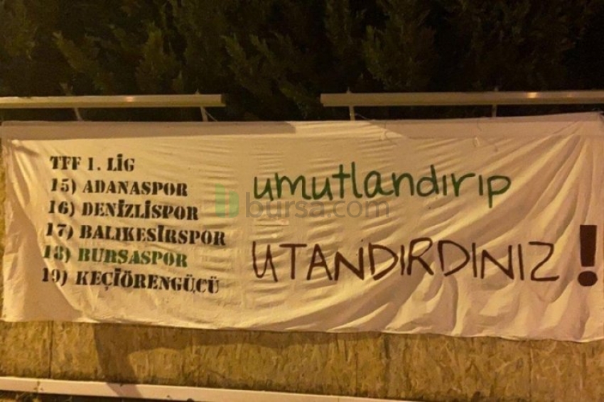 Bursasporlu taraftarlardan pankartlı protesto 