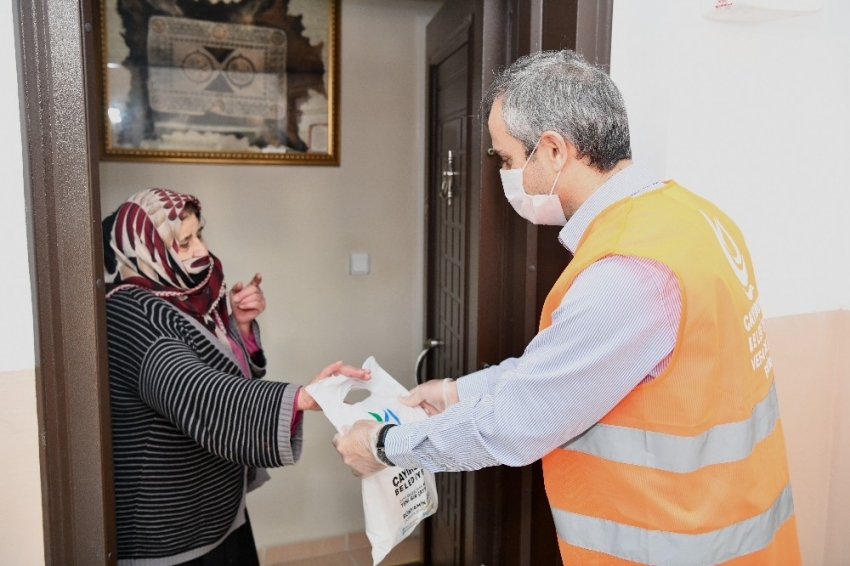 15 günde üretilen 300 bin maske dağıtıldı