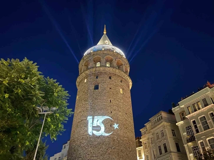 15 Temmuz şehitlerinin fotoğrafları Galata Kulesi’ne yansıtıldı
