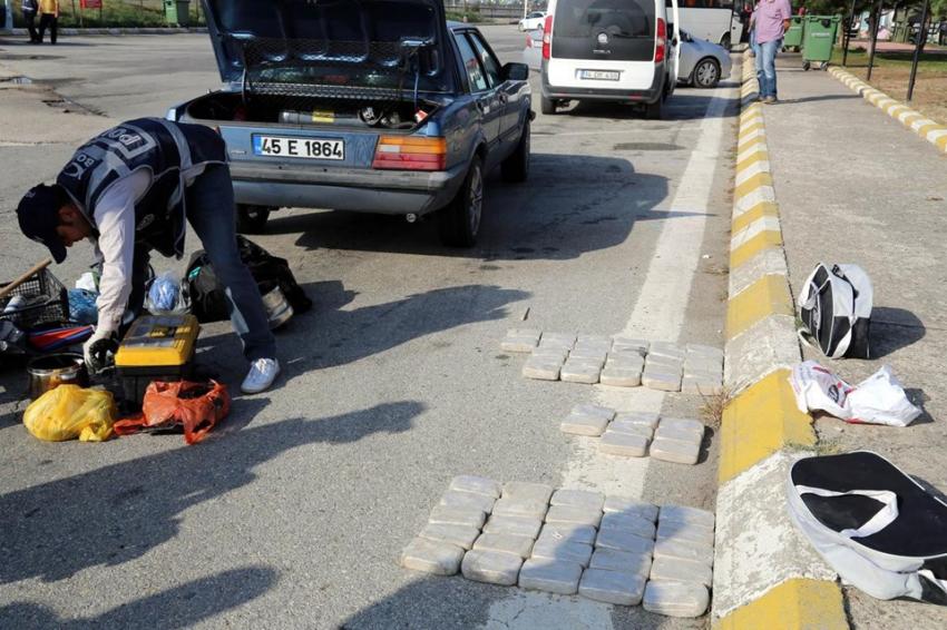 Polis memurunun aracında bakın ne bulundu?