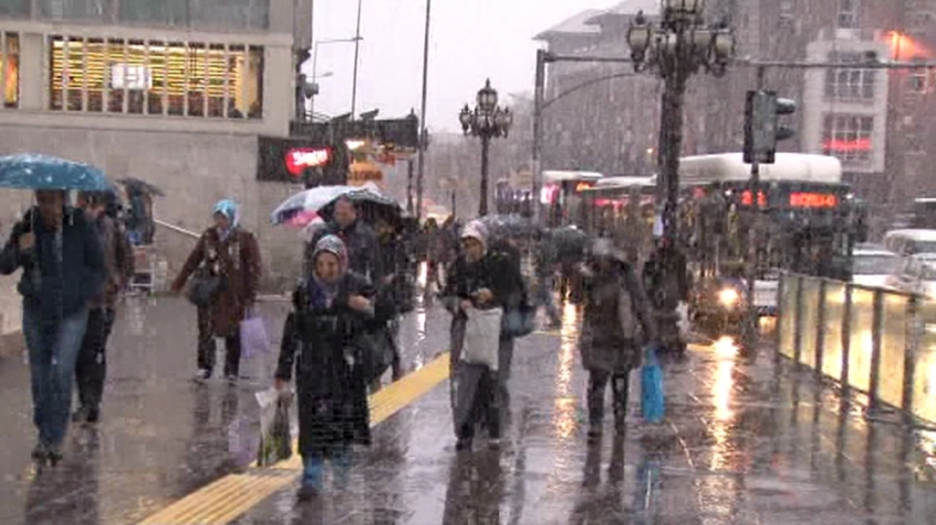 Başkentliler güne kar ile uyandı