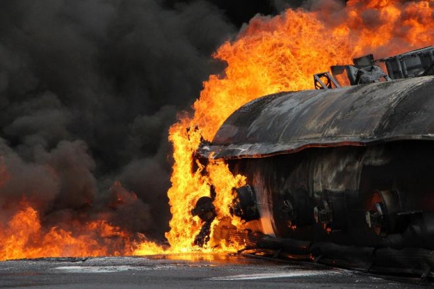 Tanker otobüsle çarpıştı: En az 50 ölü