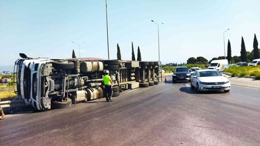 Tır devrildi. Felaket bir otomobili teğet geçti