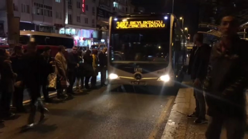 Metrobüs arıza yaptı, vatandaşlar yola indi