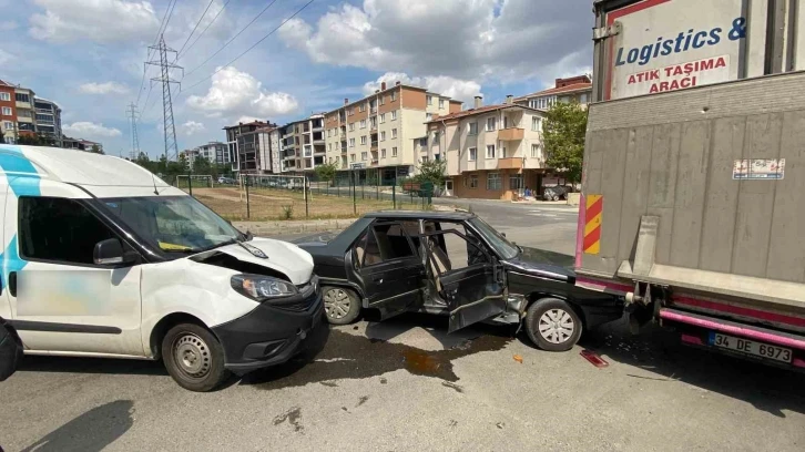 17 yaşındaki ehliyetsiz sürücü habersiz aldığı otomobille kaza yaptı: 2 yaralı
