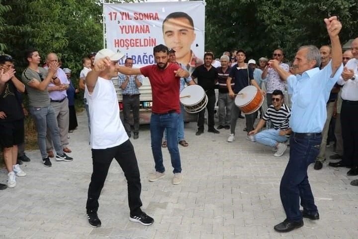 17 yıl yattığı cezaevinden izinli olarak çıktı, davul zurna eşliğinde konvoyla karşılandı