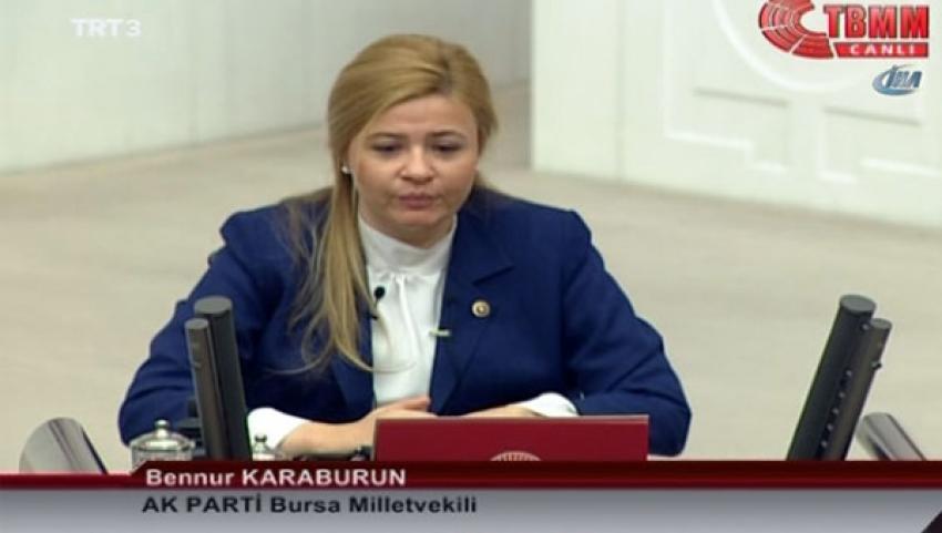 Bennur Karaburun yemine besmeleyle başladı