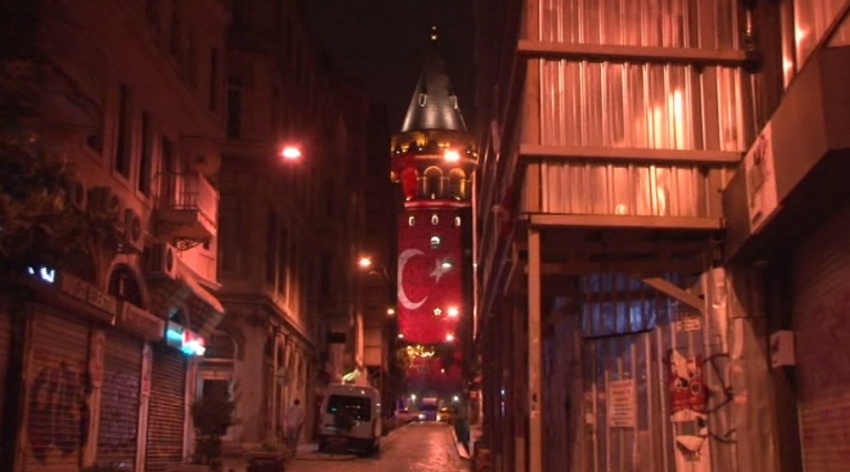 Galata Kulesi Türk bayrağına büründü