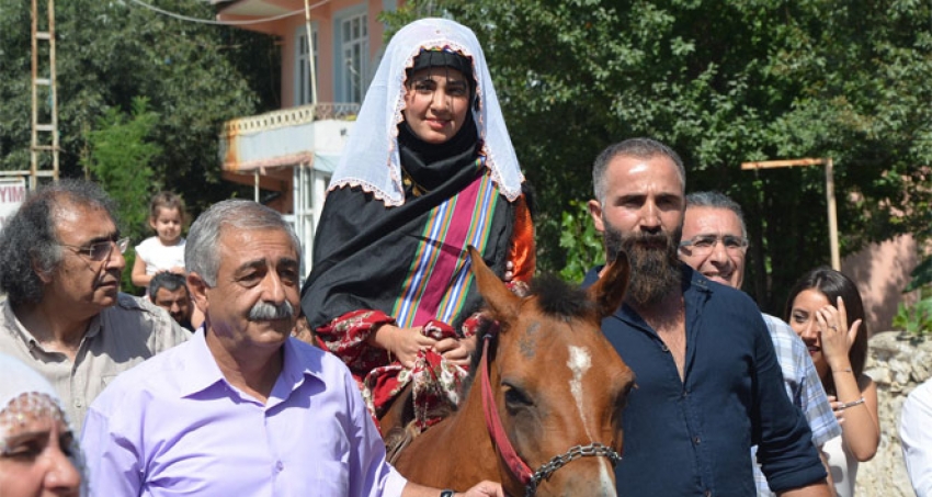 Tunceli'de 'atlı gelin' geleneği 