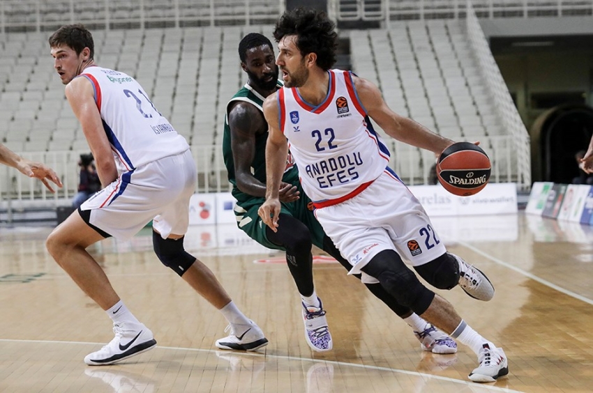 Anadolu Efes 14 yıl sonra Yunanistan'da galip geldi