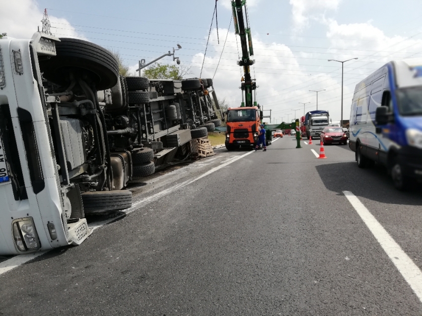 TEM’de devrilen tır trafiği kilitledi