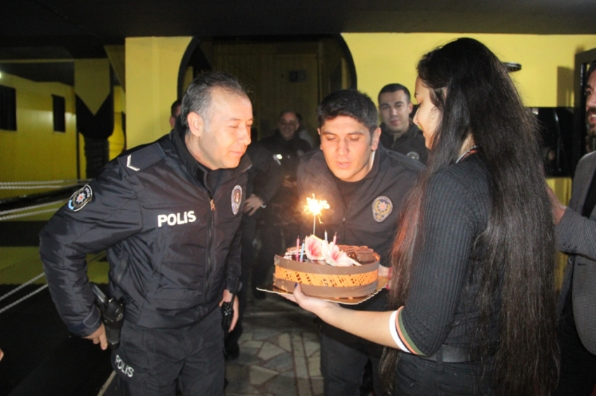 Kavga ihbarına giden polislere sazlı pastalı sürpriz