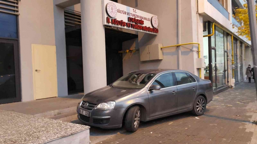 Şehir merkezinde yaya kaldırımına park eden araç vatandaşları hayrete düşürdü