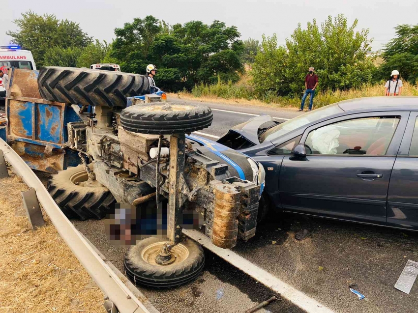 Otomobilin çarptığı traktör sürücüsü hayatını kaybetti