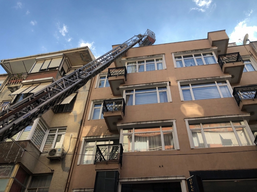 Pendik’te 5 katlı binada çatı yangını