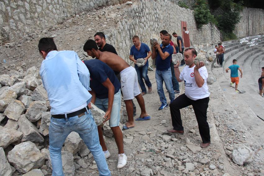 Taraftarlar stadyum inşaatına taş taşıyıp çalışamalara yardım etti