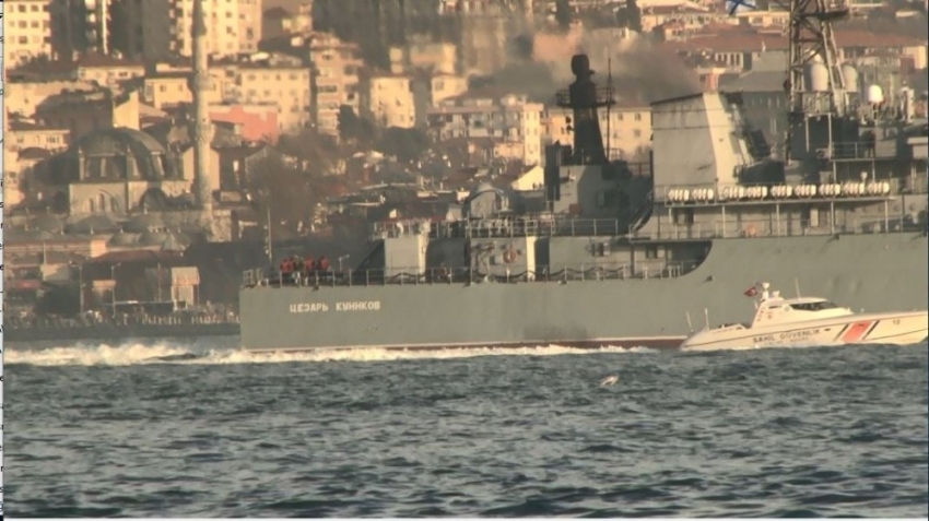 Rus savaş gemisi “Caesar Kunikov” İstanbul Boğazı’ndan geçti