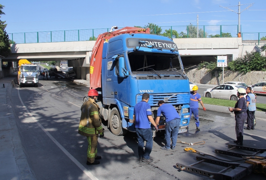 Altgeçide takılarak devrilen tır trafiği felç etti