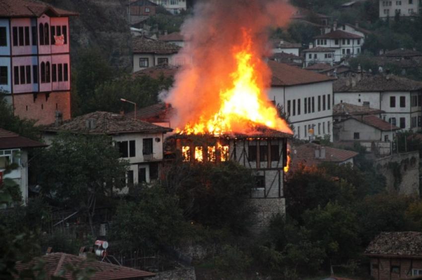  150 yıllık tarihi ev yandı