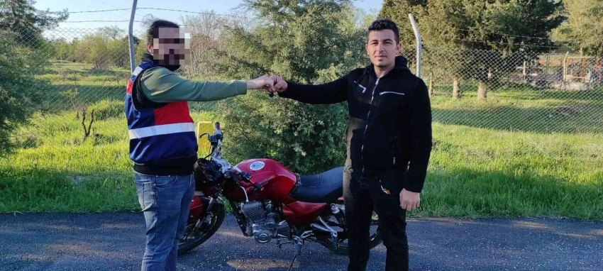 Çaldıkları motosikleti satmak için verdikleri ilan görenleri hayrete düşürdü