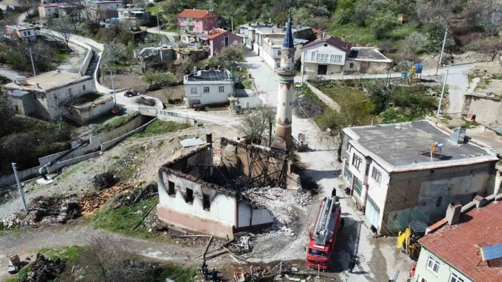 1881 yılında yapılan cami çıkan yangın sonrası alevlere teslim oldu
