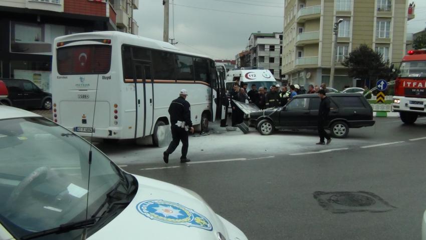 Kocaeli'de bir otomobil yandı, 1 yaralı