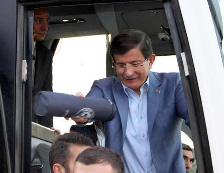 Davutoğlu, çocuklara oyuncak dağıttı