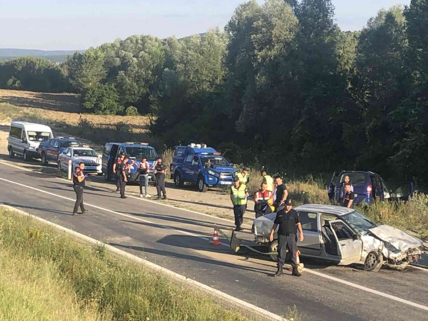 Otomobil ile hafif ticari araç çarpıştı, araçtan fırlayan yolcu öldü