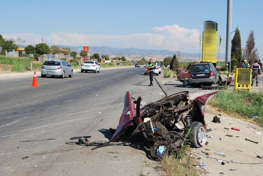 İki otomobil çarpıştı: 1 ölü, 2’si çocuk 4 yaralı