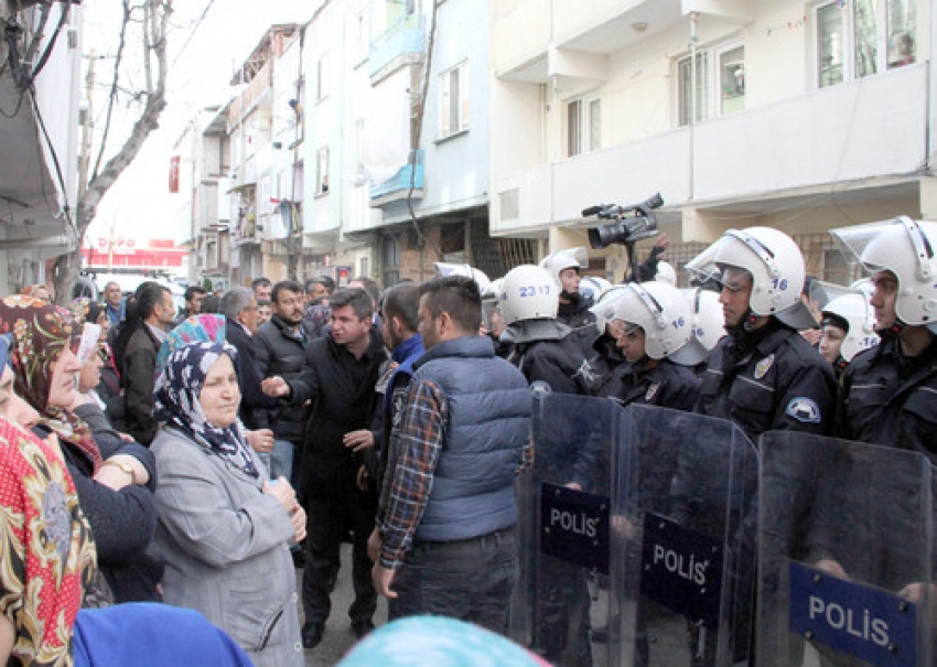 Baz istasyonu mahalleliyi ayağa kaldırdı, çatı katlarından aşağı tahta attılar