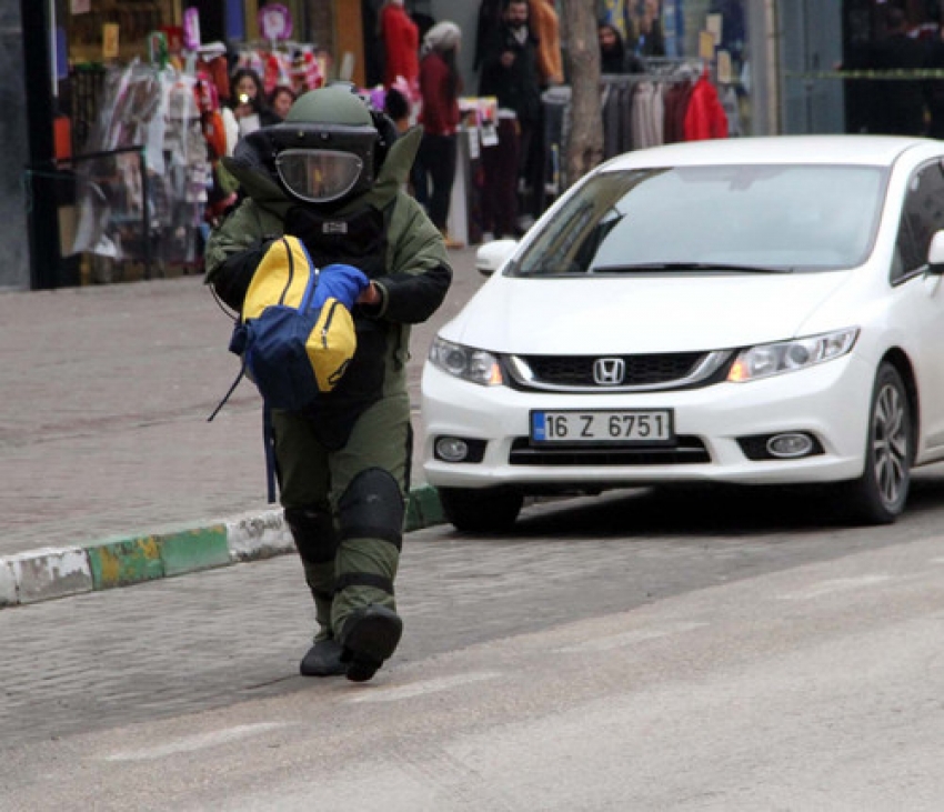 Bursa'da caddede unutulan çanta...