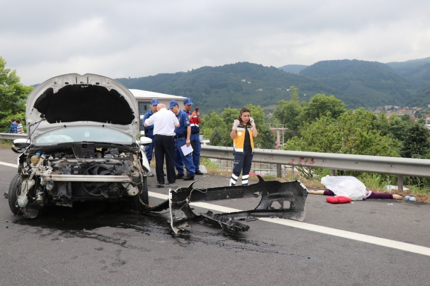 Otomobil ters şeride uçtu: 1 ölü, 7 yaralı