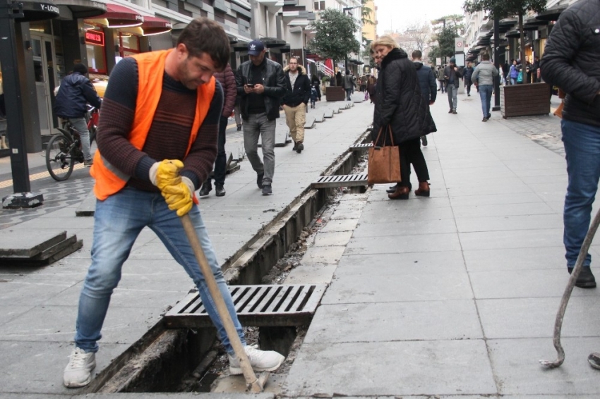 İstiklal Caddesi’ne ilk kazma vuruldu